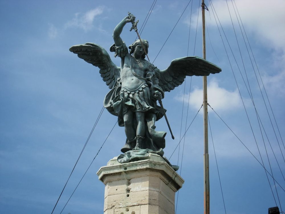 Скульптура Архангела Михаила