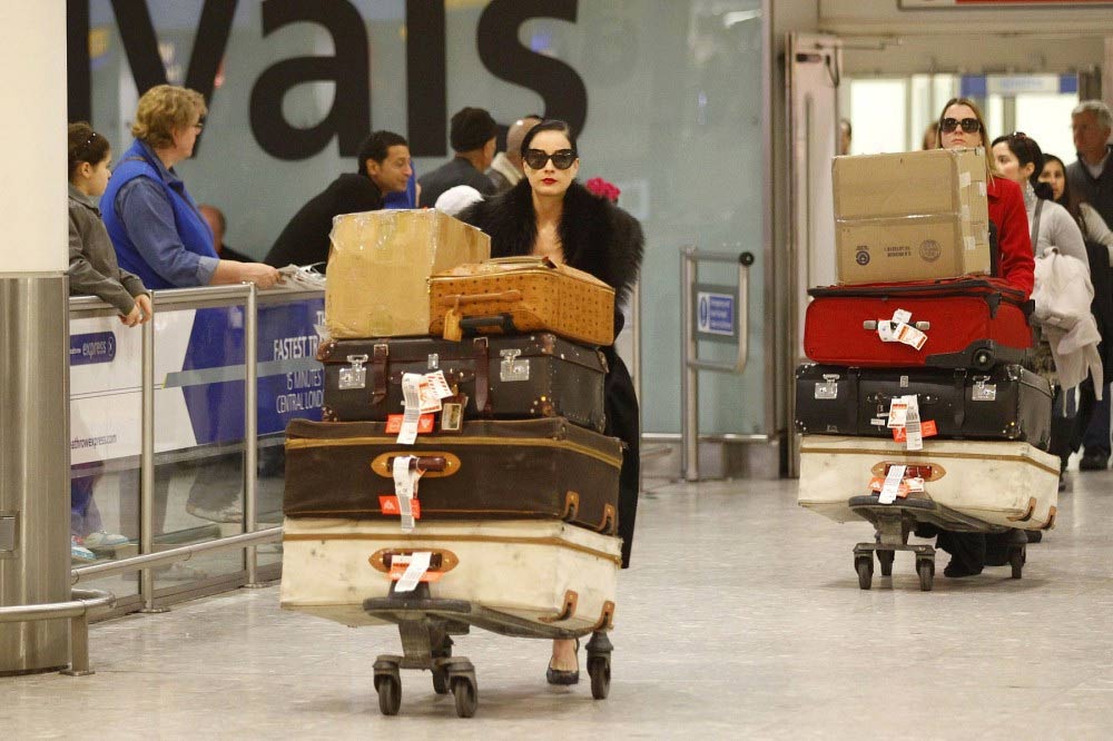 Девушка с большим багажом